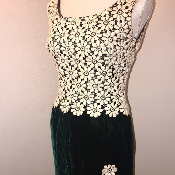 1970s Green Velvet/Creme Embroidery Overlay Mini Dress sz Small - Picture 3 of 9